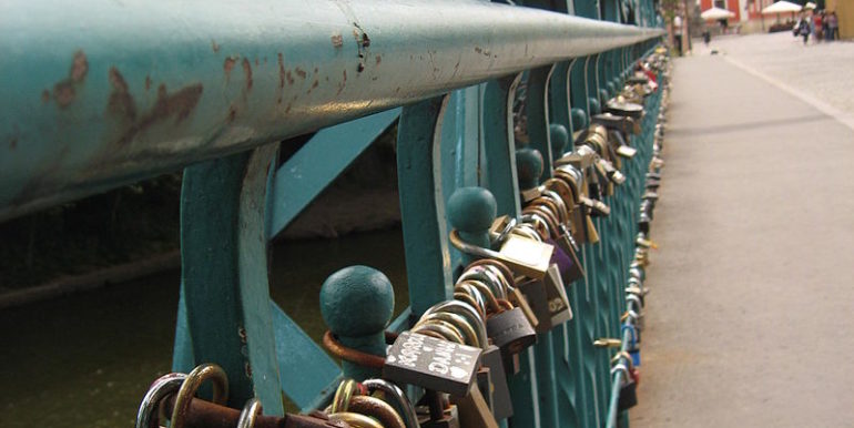 800px-Padlocks_on_Tumski_Bridge